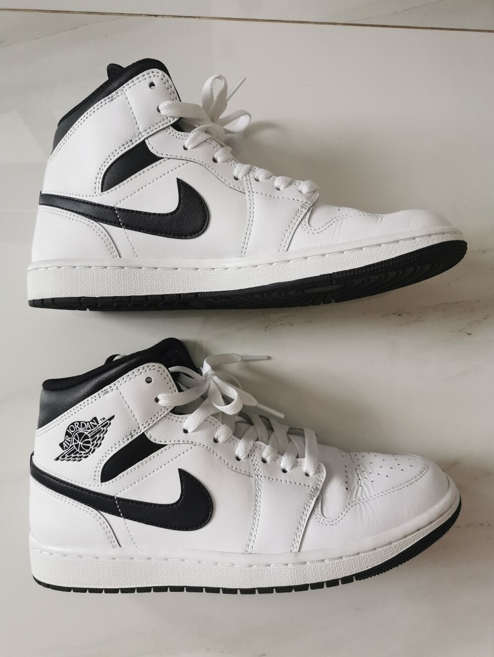 Air Jordan 1 Mid. Size 9. White/Black-White-Black. Box Available.